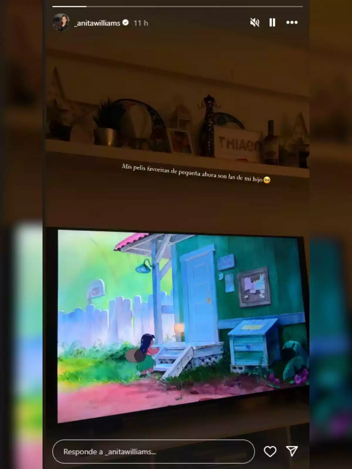 Historia de Instagram de Anita Williams en la que aparece una televisión muestra una escena de la película animada Lilo & Stitch mientras en la parte superior se ve una repisa decorada con varios objetos y una luz cálida ilumina el ambiente. Historia de Instagram de Anita Williams en la que aparece una televisión muestra una escena de la película animada Lilo & Stitch mientras en la parte superior se ve una repisa decorada con varios objetos y una luz cálida ilumina el ambiente.