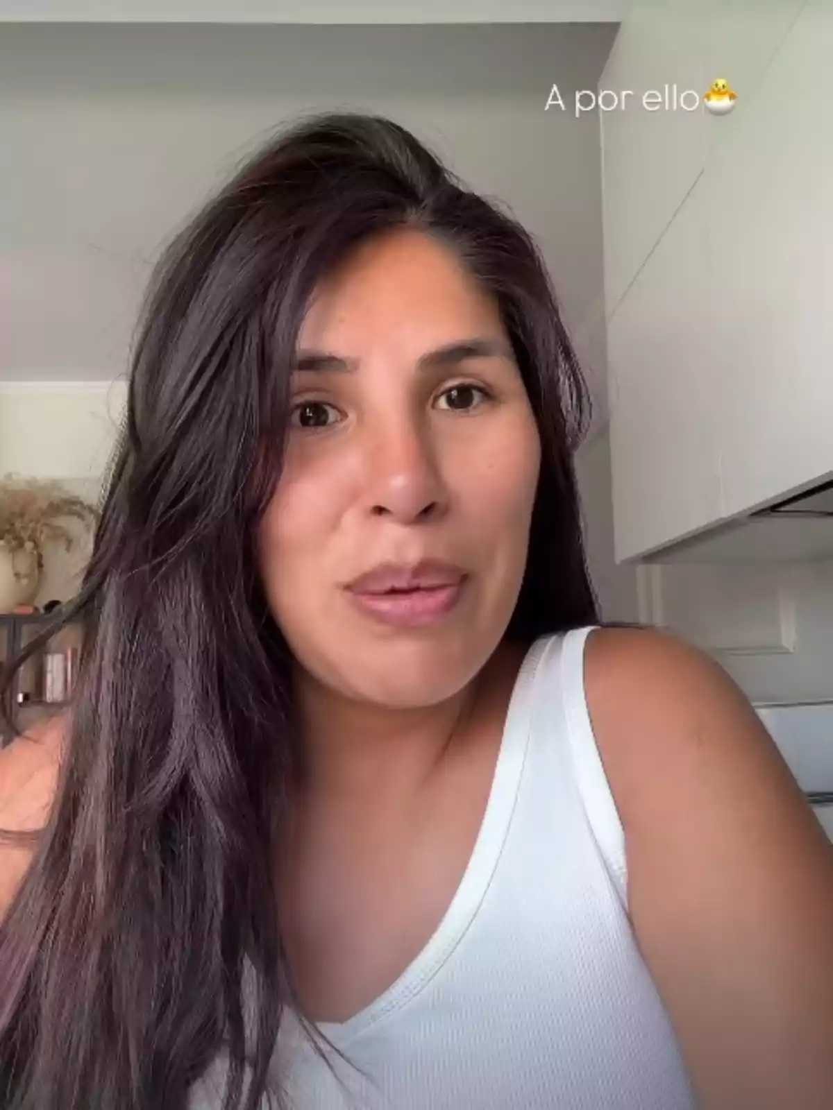 Isa Pantoja, con cabello largo y oscuro con camiseta blanca, mira a la cámara durante un vídeo de Instagram Isa Pantoja, con cabello largo y oscuro con camiseta blanca, mira a la cámara durante un vídeo de Instagram