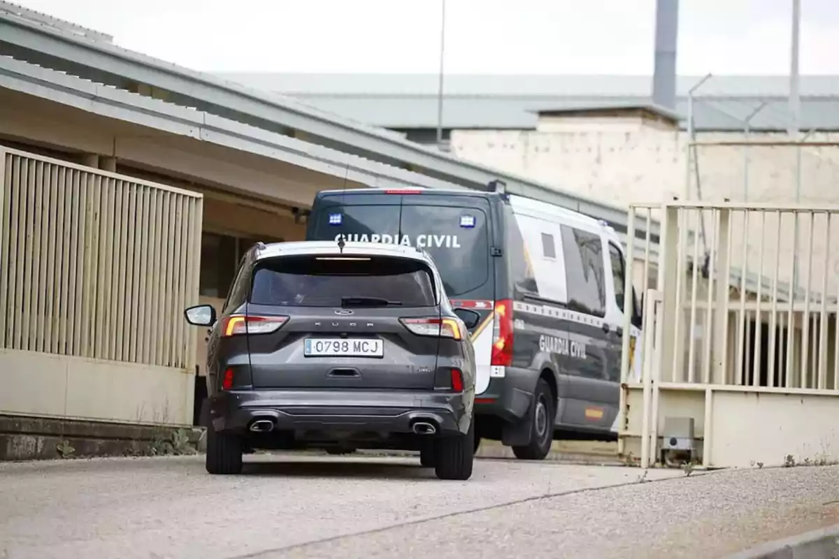 Un coche gris y una furgoneta de la Guardia Civil entrando por una puerta metálica en un recinto cerrado Un coche gris y una furgoneta de la Guardia Civil entrando por una puerta metálica en un recinto cerrado