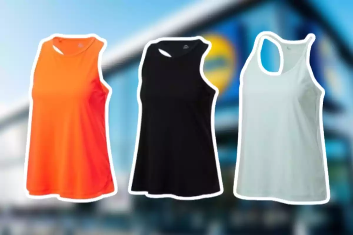 Tres camisetas deportivas sin mangas en colores naranja, negro y blanco sobre un fondo desenfocado de una tienda Tres camisetas deportivas sin mangas en colores naranja, negro y blanco sobre un fondo desenfocado de una tienda