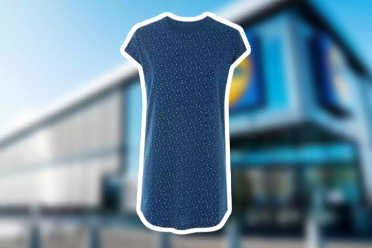 Vestido azul marino con pequeños puntos blancos sobre un fondo de tienda desenfocado Vestido azul marino con pequeños puntos blancos sobre un fondo de tienda desenfocado