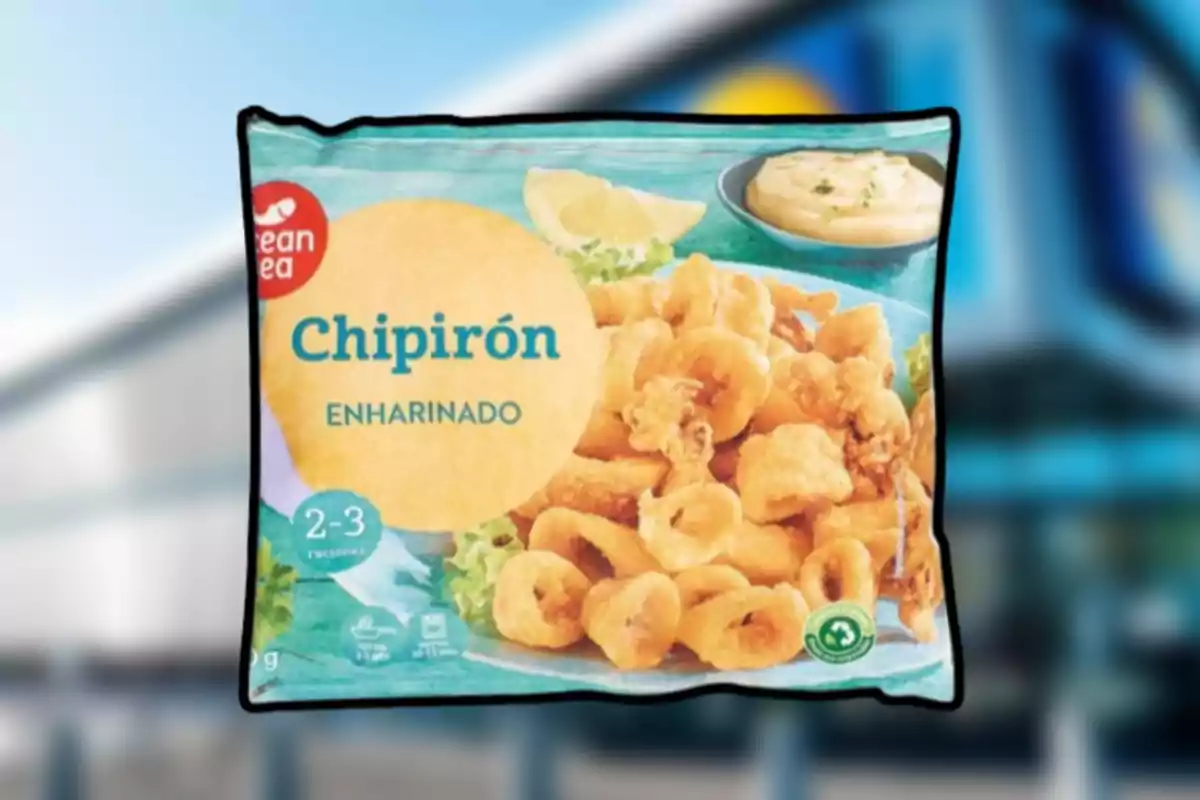 Bolsa de chipirón empanizado congelado sobre un fondo desenfocado Bolsa de chipirón empanizado congelado sobre un fondo desenfocado