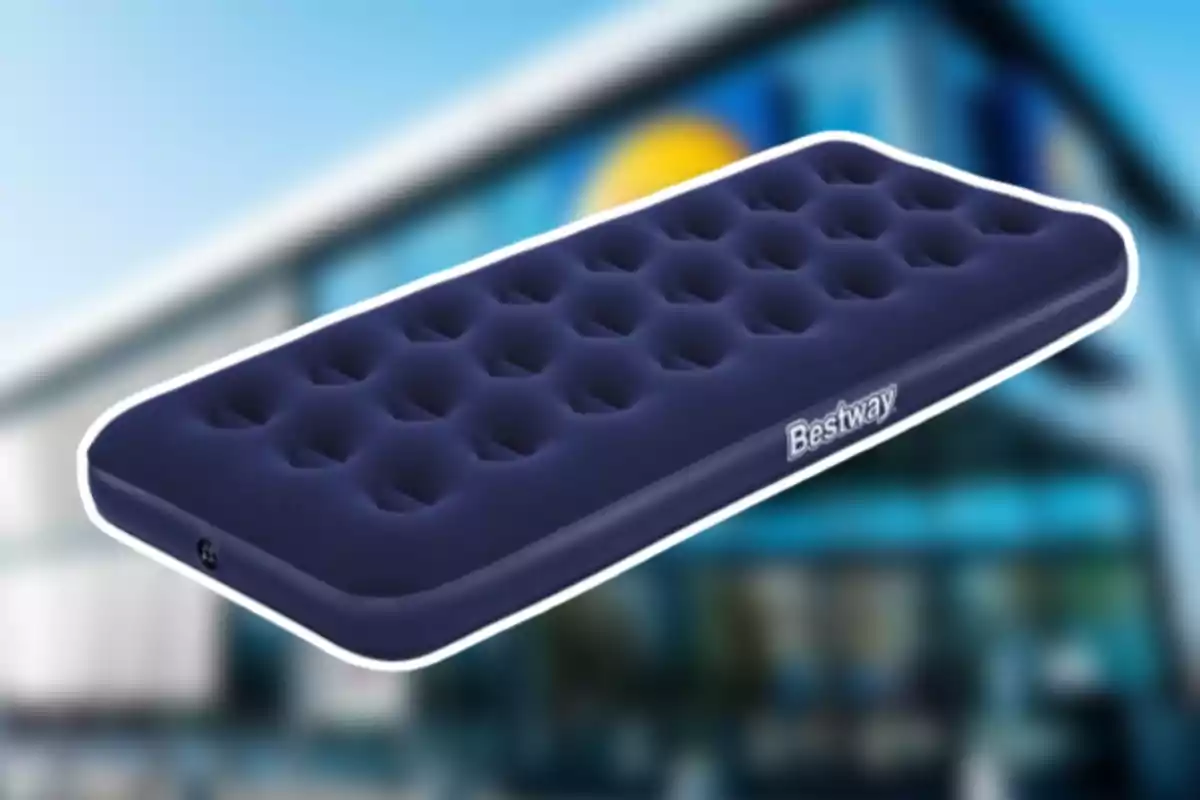 Colchón inflable azul marino de la marca Bestway sobre un fondo desenfocado de una tienda Colchón inflable azul marino de la marca Bestway sobre un fondo desenfocado de una tienda