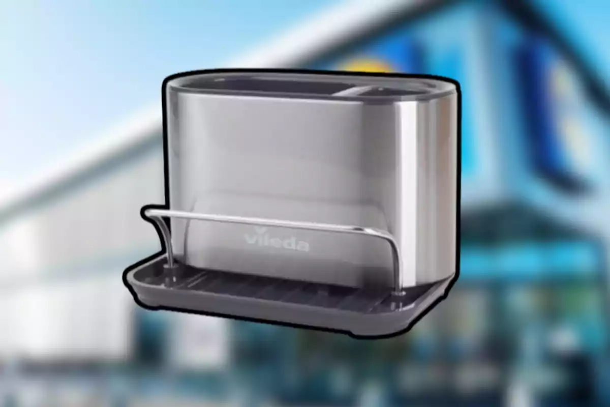 Organizador de acero inoxidable para esponjas y utensilios de cocina marca Vileda sobre un fondo desenfocado Organizador de acero inoxidable para esponjas y utensilios de cocina marca Vileda sobre un fondo desenfocado