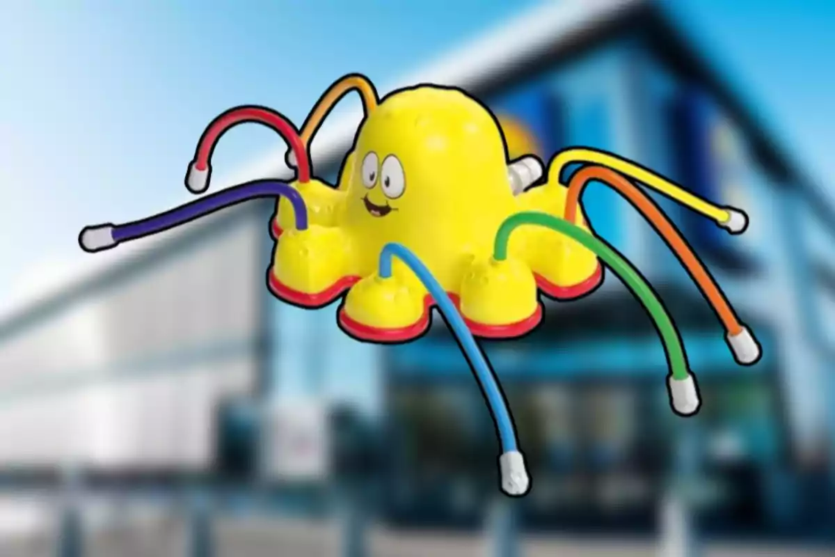 Juguete amarillo con forma de pulpo sonriente y tentáculos de colores frente a un edificio desenfocado Juguete amarillo con forma de pulpo sonriente y tentáculos de colores frente a un edificio desenfocado