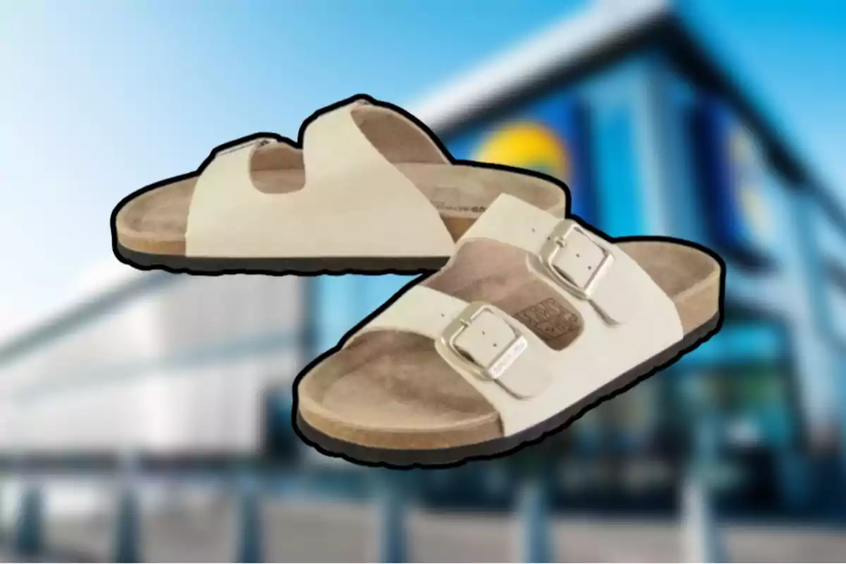 Un par de sandalias beige con hebillas metálicas sobre un fondo desenfocado de una tienda Un par de sandalias beige con hebillas metálicas sobre un fondo desenfocado de una tienda