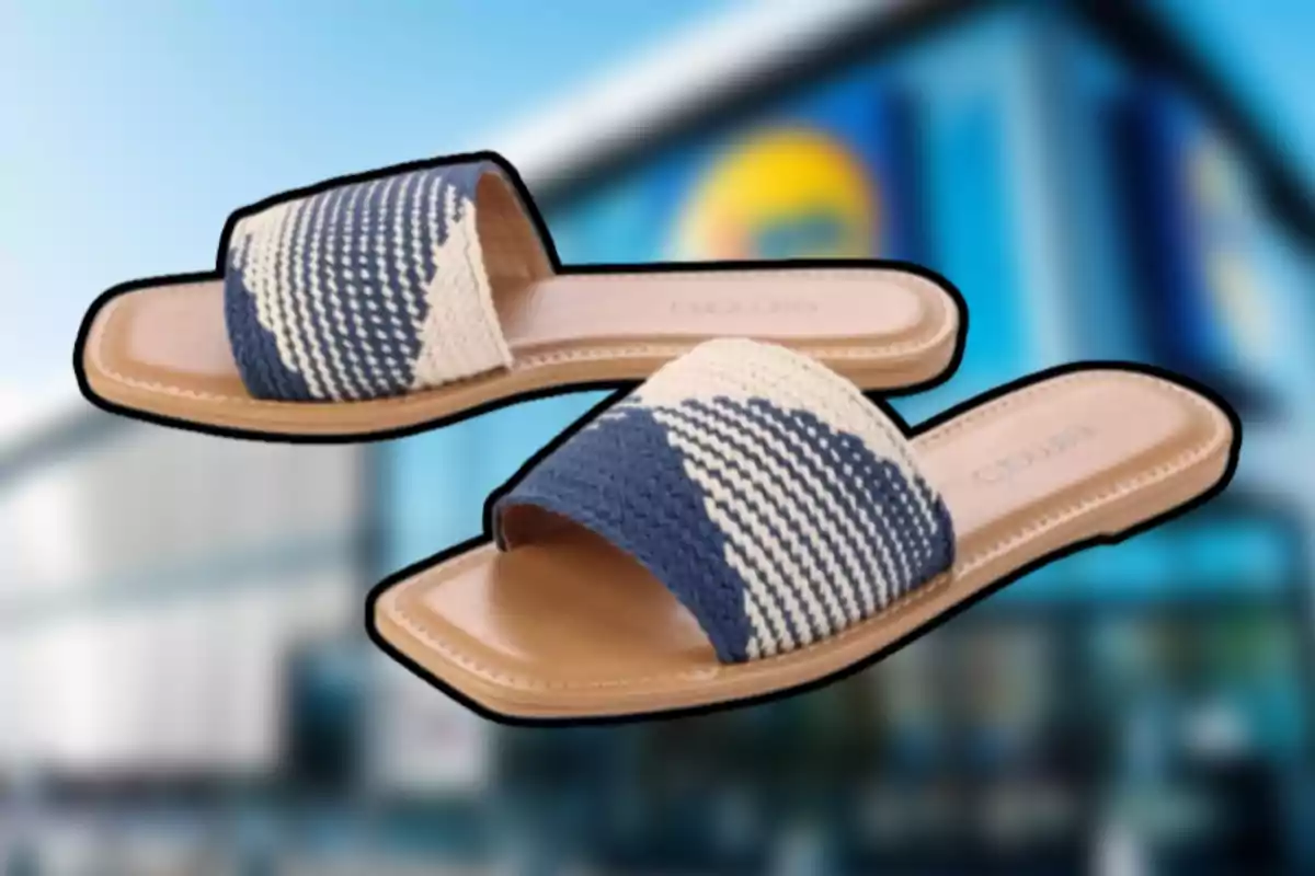 Sandalias planas de tejido azul y beige con suela marrón claro sobre un fondo desenfocado de una tienda Sandalias planas de tejido azul y beige con suela marrón claro sobre un fondo desenfocado de una tienda
