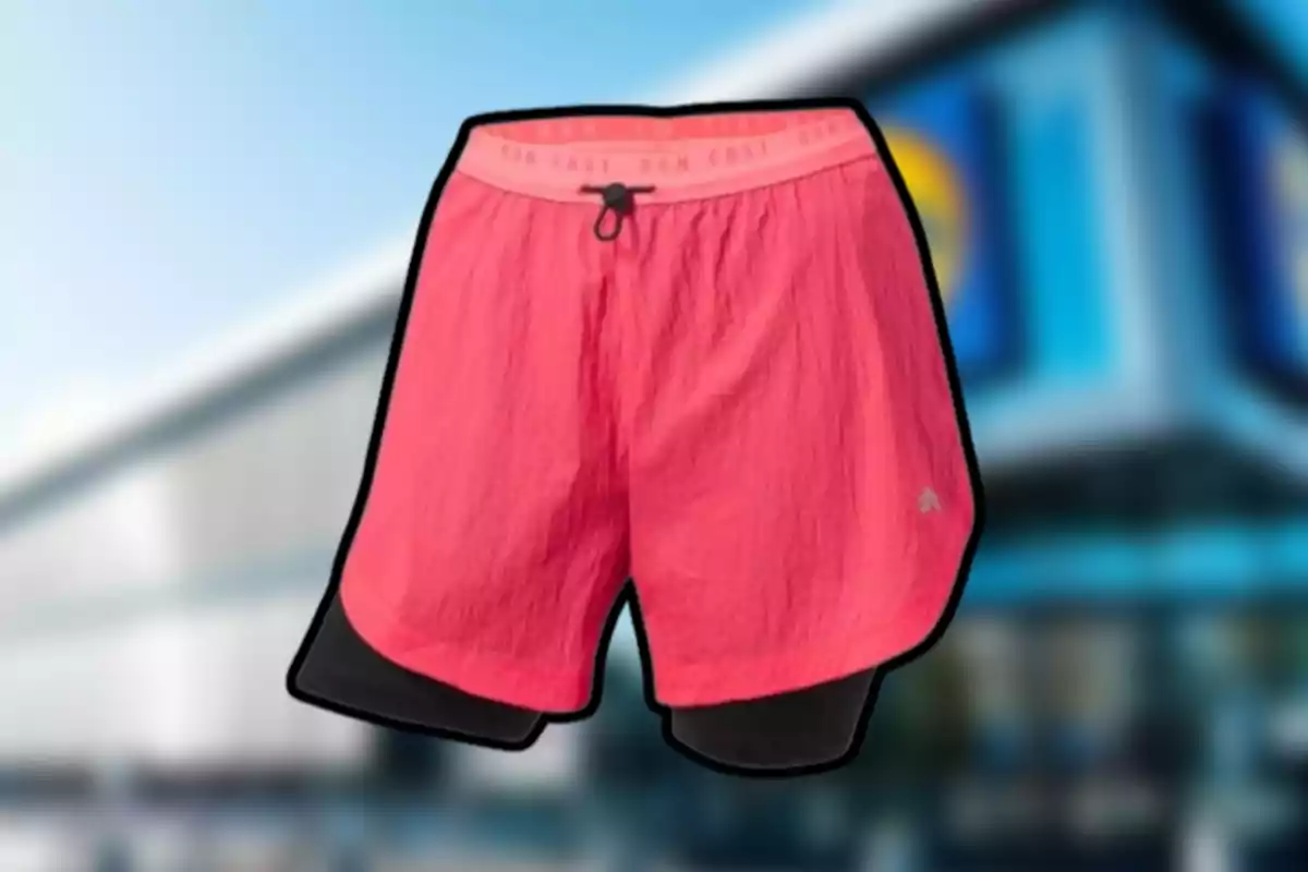 Short deportivo rosa con fondo de edificio desenfocado Short deportivo rosa con fondo de edificio desenfocado