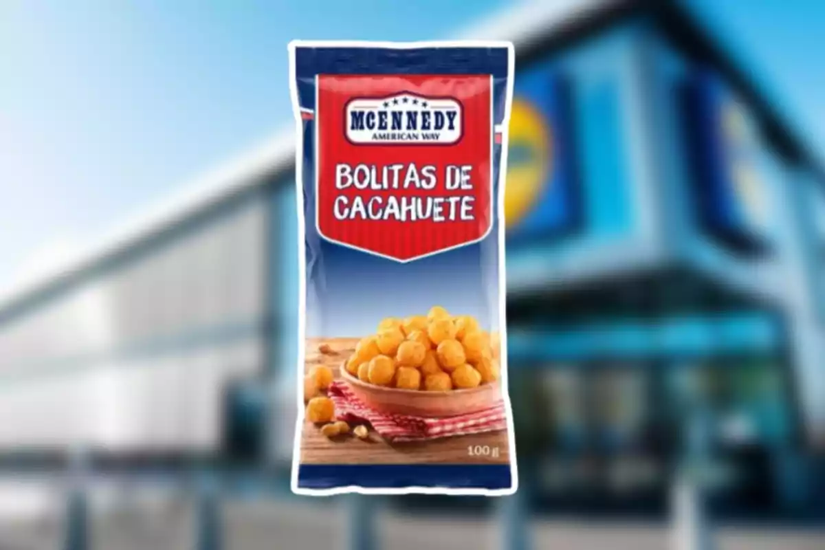 Bolsa de bolitas de cacahuete Mcennedy frente a una tienda difuminada Bolsa de bolitas de cacahuete Mcennedy frente a una tienda difuminada