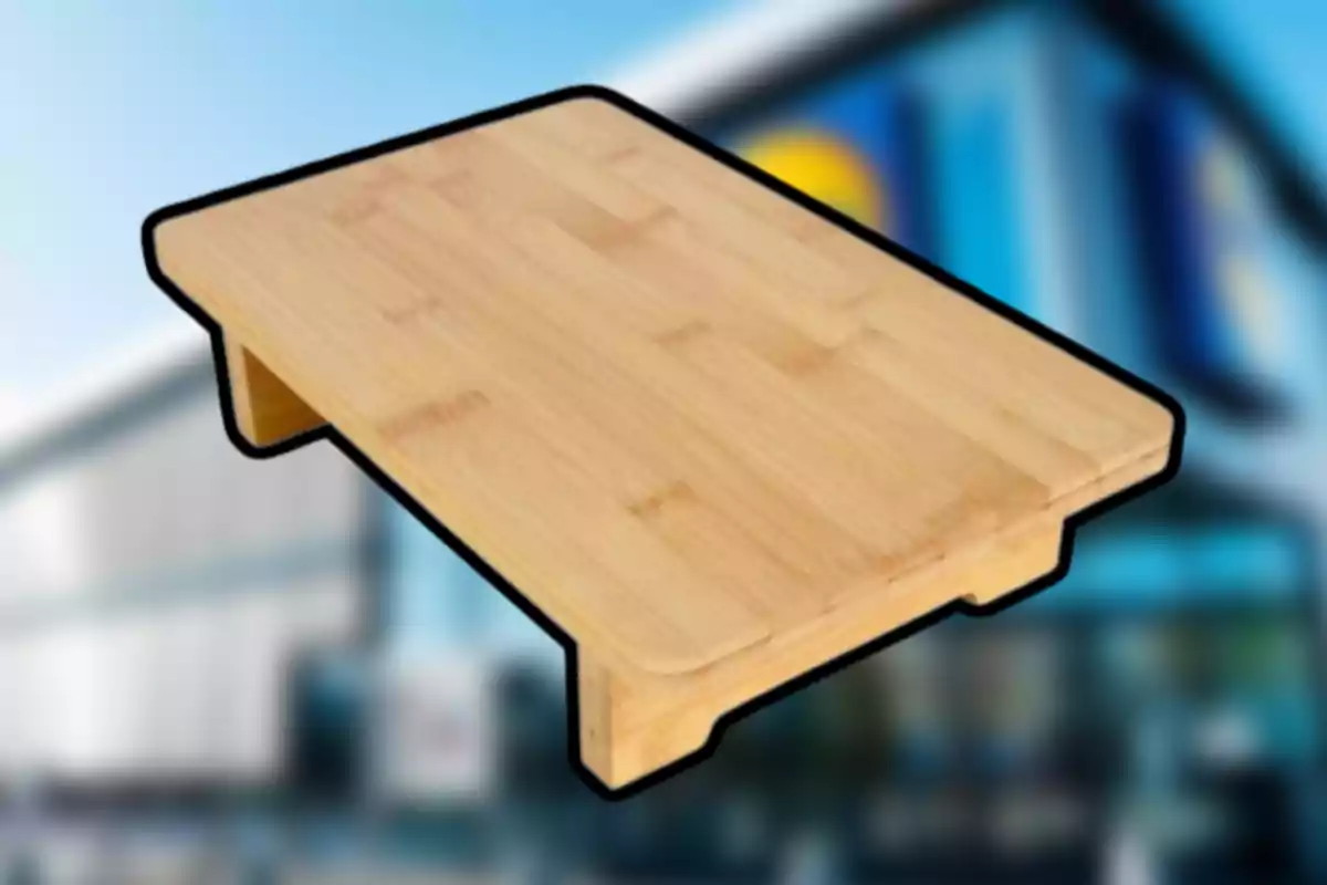 Tabla de madera rectangular con patas pequeñas sobre un fondo desenfocado de edificio moderno Tabla de madera rectangular con patas pequeñas sobre un fondo desenfocado de edificio moderno