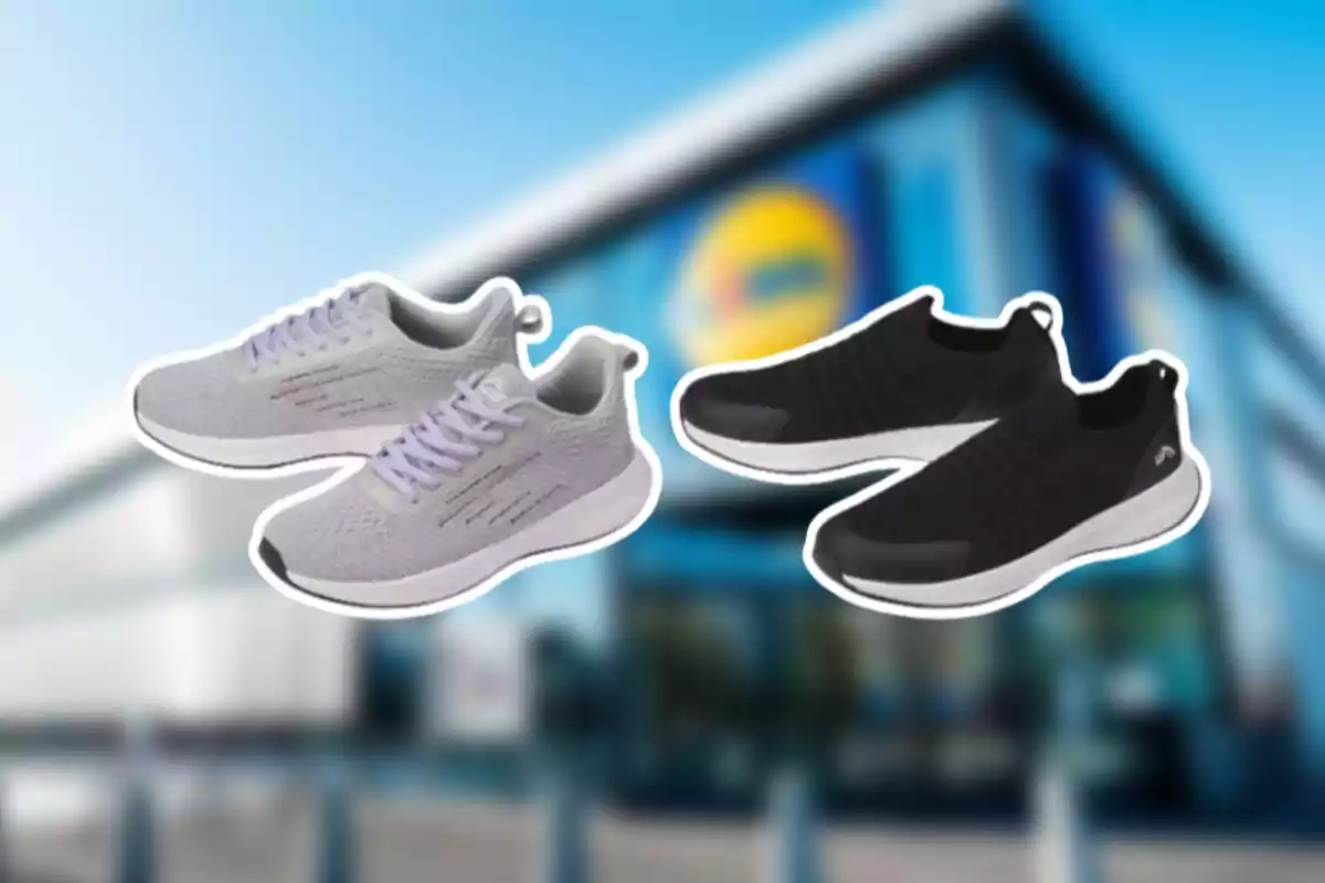 Dos pares de tenis deportivos en color gris y negro frente a una tienda con el logo borroso de fondo Dos pares de tenis deportivos en color gris y negro frente a una tienda con el logo borroso de fondo