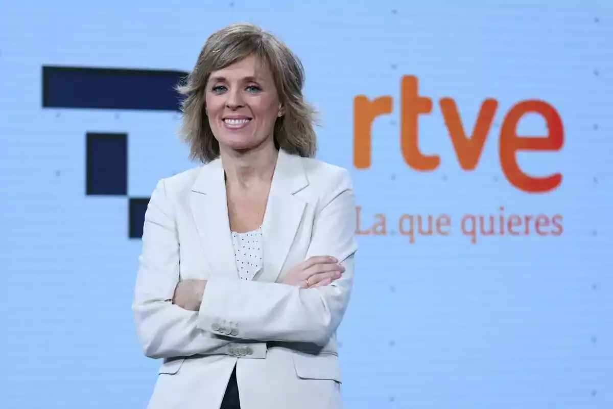 La nueva presentadora de la segunda edición del Telediario de TVE, Marta Carazo, posa durante un encuentro informativo con medios de comunicación, en el plató del telediario, a 20 de diciembre de 2023, en Madrid. La nueva presentadora de la segunda edición del Telediario de TVE, Marta Carazo, posa durante un encuentro informativo con medios de comunicación, en el plató del telediario, a 20 de diciembre de 2023, en Madrid.