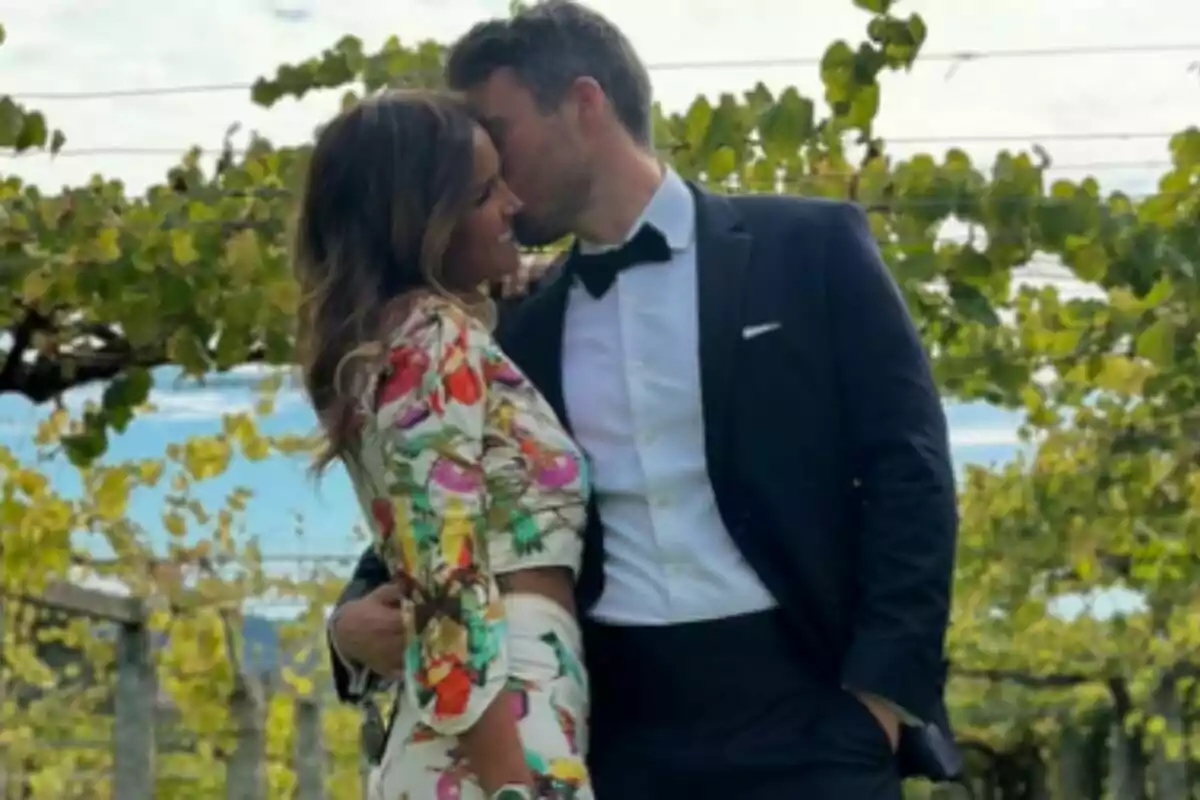 Pareja -formada por Marta López y Alejandro Huerta- abrazada en un viñedo mientras él le besa en la frente a ella. Pareja -formada por Marta López y Alejandro Huerta- abrazada en un viñedo mientras él le besa en la frente a ella.