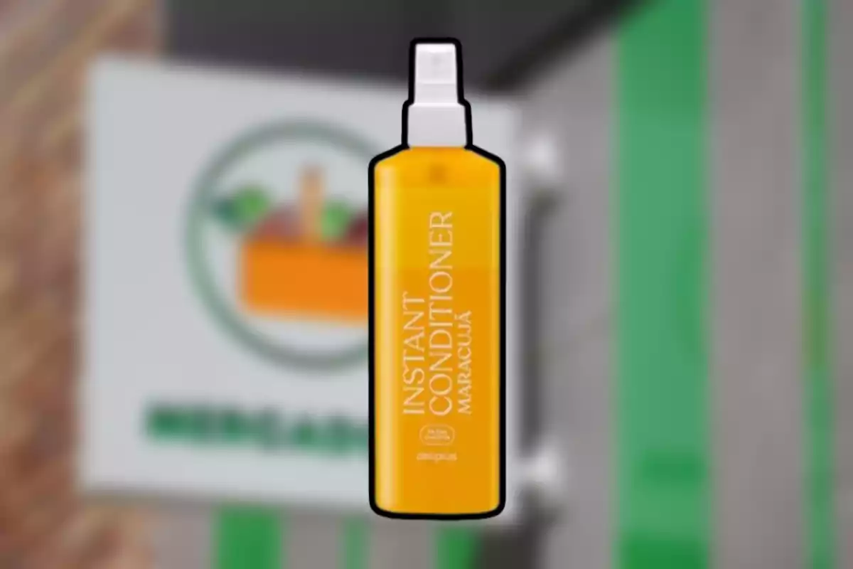 Botella amarilla de acondicionador instantáneo de maracuyá con atomizador sobre un fondo desenfocado Botella amarilla de acondicionador instantáneo de maracuyá con atomizador sobre un fondo desenfocado