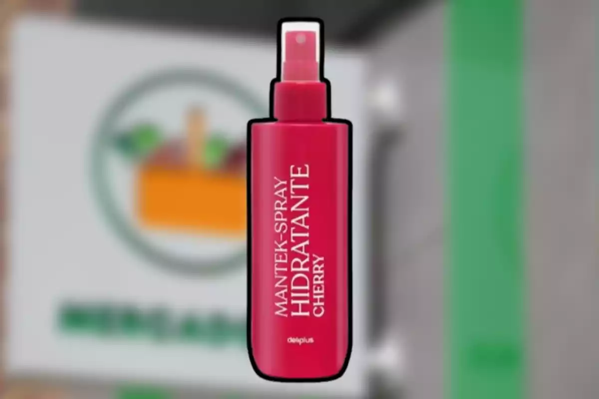 Un frasco rojo de manteca en spray hidratante sabor cereza de la marca Deliplus con fondo desenfocado de un supermercado. Un frasco rojo de manteca en spray hidratante sabor cereza de la marca Deliplus con fondo desenfocado de un supermercado.