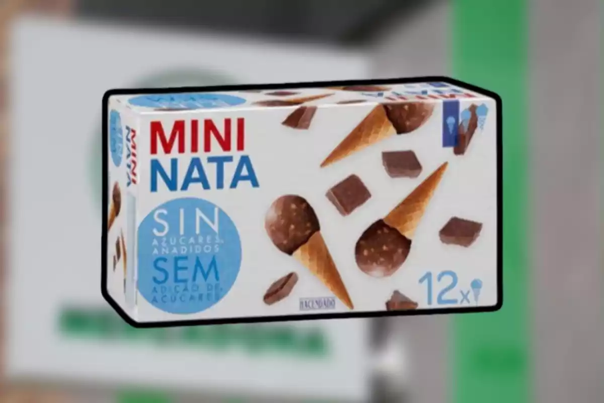 Caja de helados mini nata sin azúcares añadidos con trozos de chocolate y conos en el empaque Caja de helados mini nata sin azúcares añadidos con trozos de chocolate y conos en el empaque