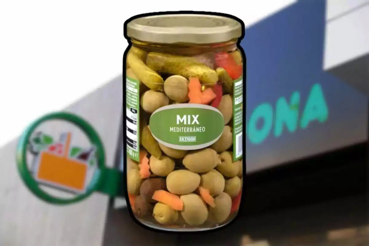 Frasco de mix mediterráneo de la marca Hacendado frente a una tienda Mercadona desenfocada Frasco de mix mediterráneo de la marca Hacendado frente a una tienda Mercadona desenfocada