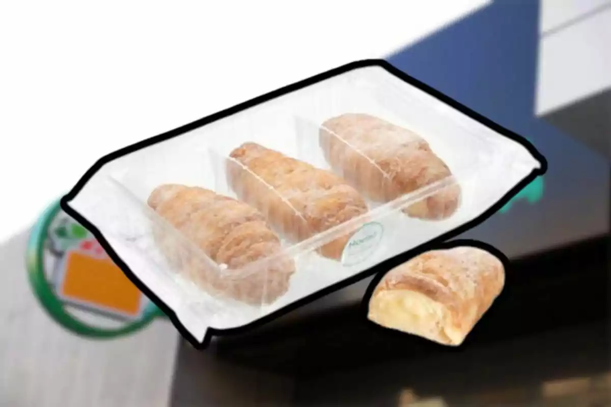 Cuatro empanadas dulces rellenas de crema pastelera en un envase de plástico transparente Cuatro empanadas dulces rellenas de crema pastelera en un envase de plástico transparente