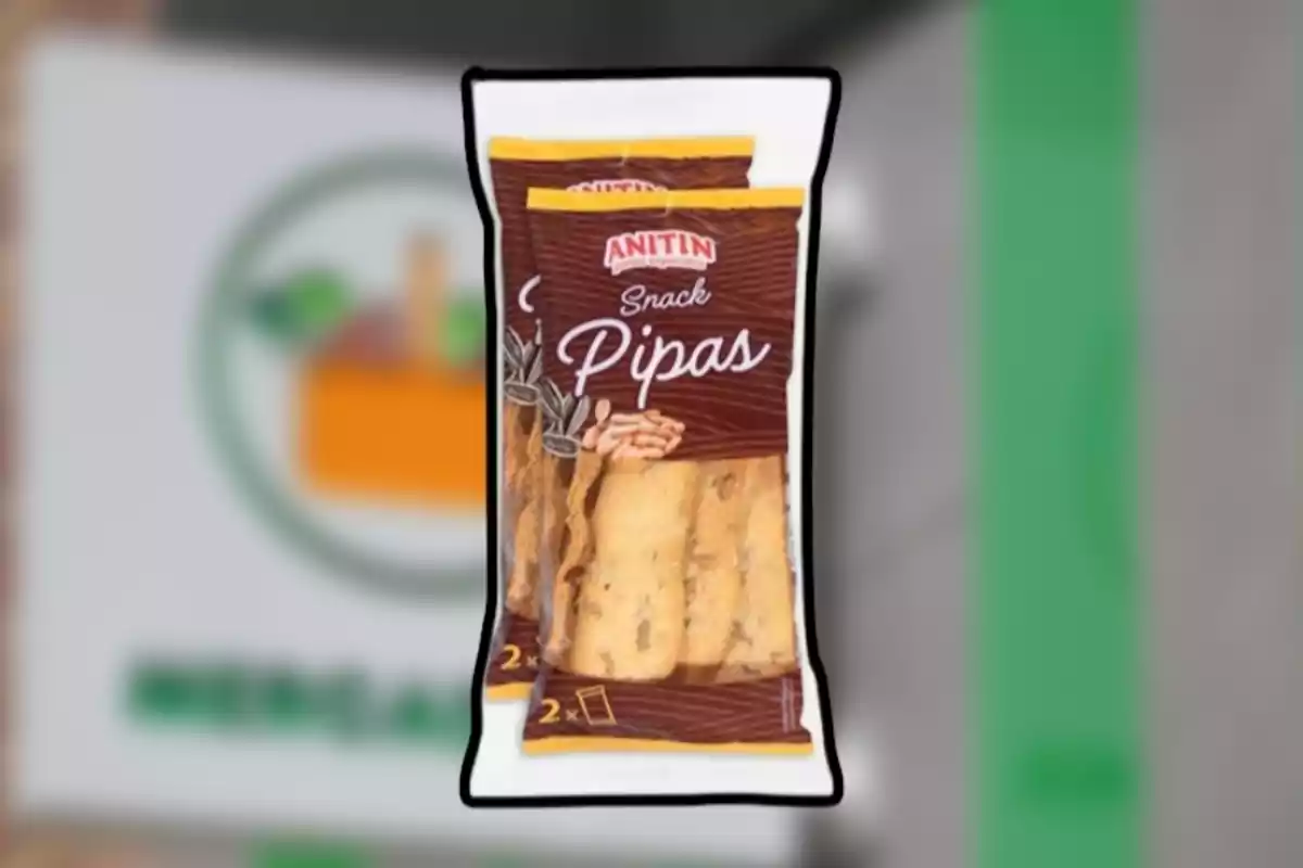 Bolsa de snack de pipas marca Anitin sobre un fondo desenfocado Bolsa de snack de pipas marca Anitin sobre un fondo desenfocado