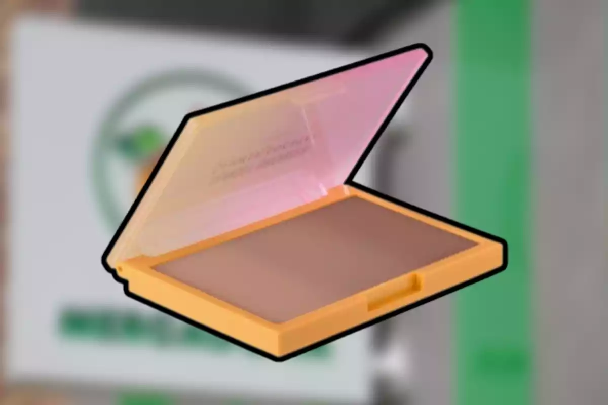 Polvo compacto en estuche amarillo con tapa abierta sobre un fondo desenfocado. Polvo compacto en estuche amarillo con tapa abierta sobre un fondo desenfocado.