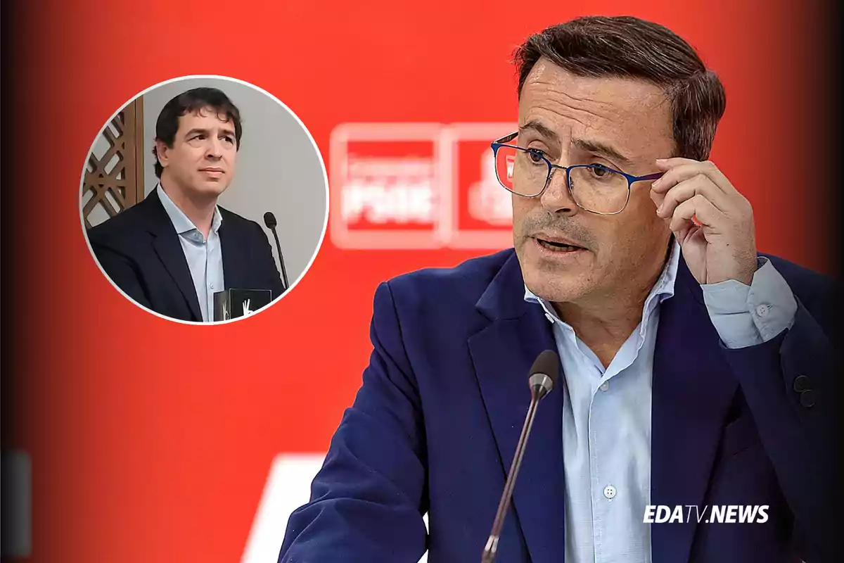 Hombre con gafas y chaqueta azul hablando frente a un micrófono con fondo rojo y un recuadro circular mostrando a otro hombre en traje oscuro