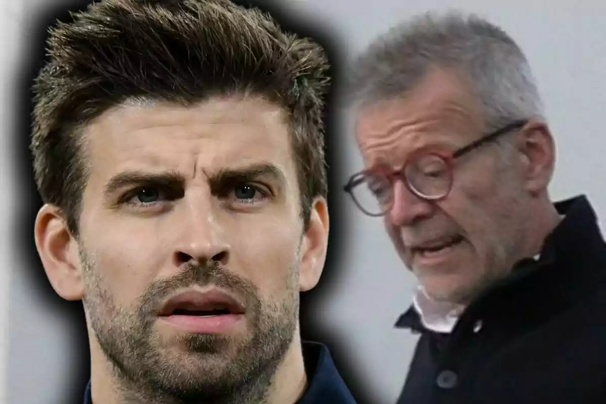 Primer plano de Gerard Piqué con expresión seria y al fondo un hombre mayor con gafas y cabello canoso, el cual es Joan Piqué.