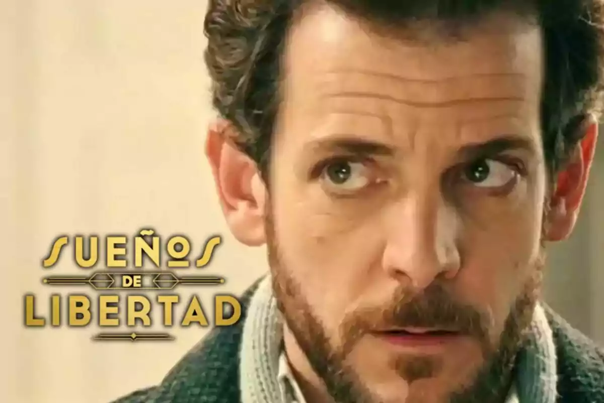 Primer plano de Guillermo Barrientos mirando hacia un lado junto al logo de la serie 'Sueños de Libertad'.