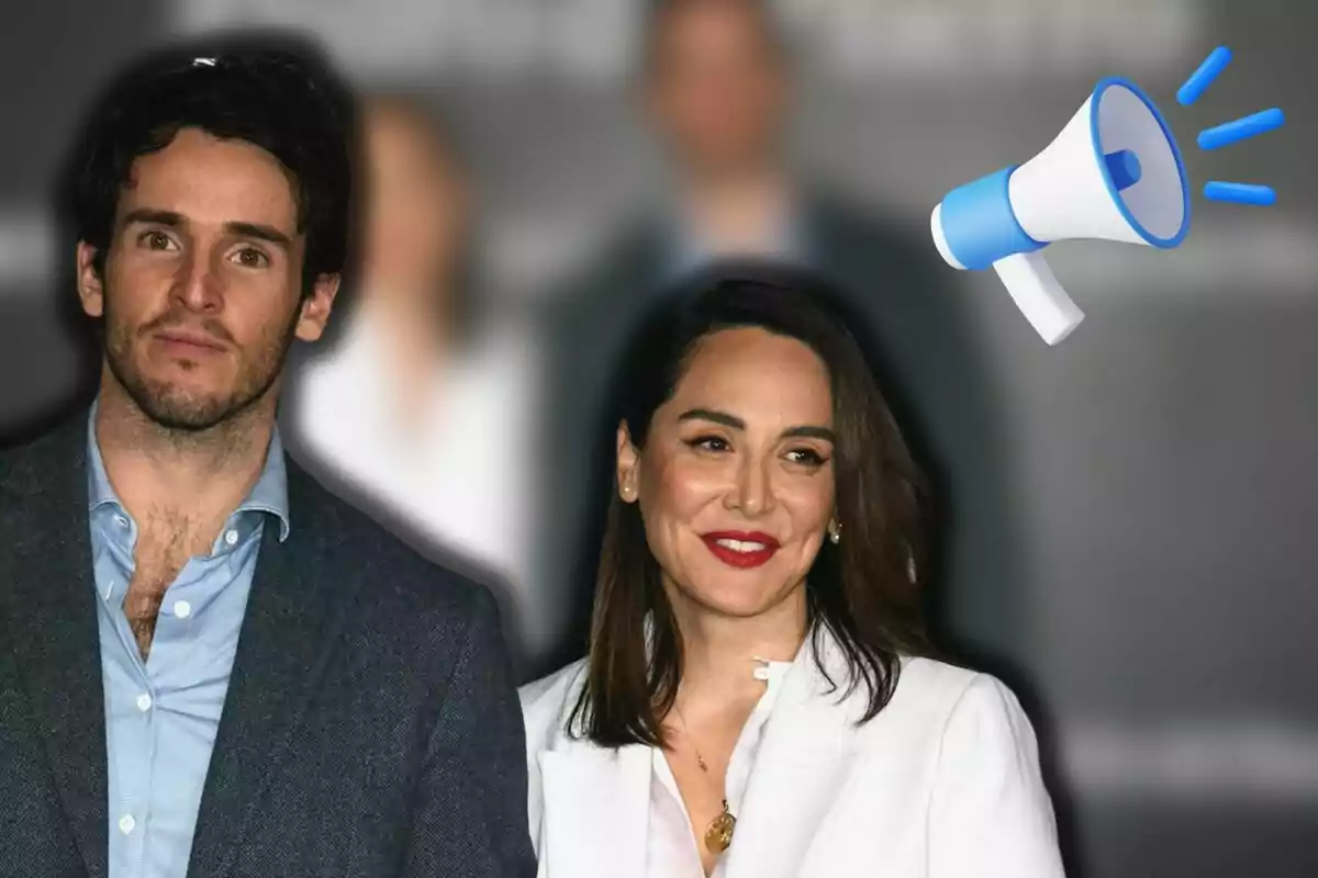 Íñigo Onieva y Tamara Falcó posan juntos en primer plano con un megáfono ilustrado en la esquina superior derecha y personas desenfocadas al fondo.