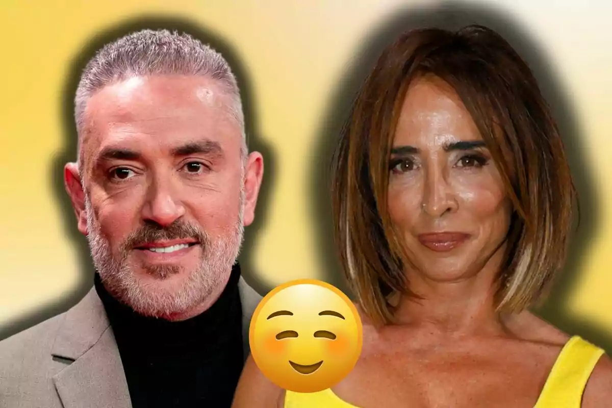 Kiko Hernández y María Patiño posan juntos frente a un fondo amarillo con un emoji sonriente en el centro