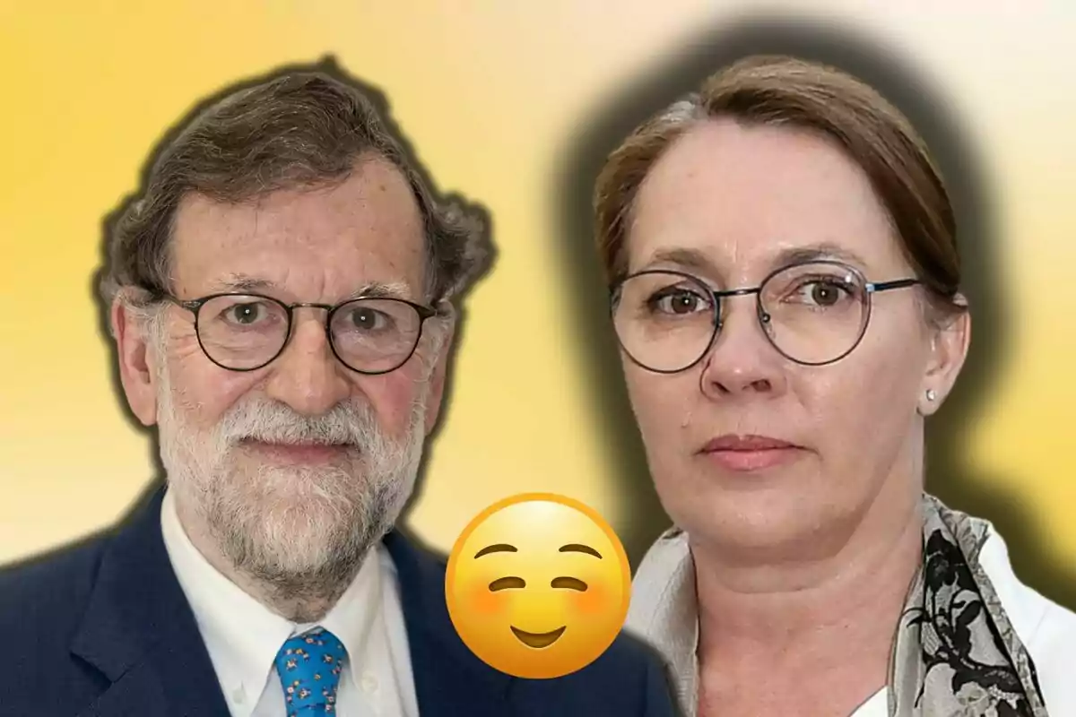 Dos personas con gafas posan frente a un fondo amarillo difuminado y un emoji sonriente aparece en el centro de la imagen.