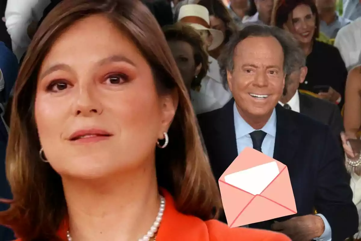 Chábeli Iglesias y Julio Iglesias sonriente en un evento social con un sobre rosa dibujado en primer plano y varias personas al fondo