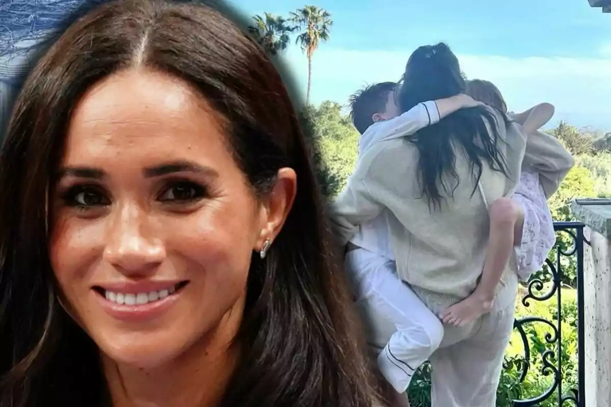 Meghan Markle sonriente en primer plano y al fondo una mujer de espaldas cargando a dos niños en un balcón con vegetación y cielo azul