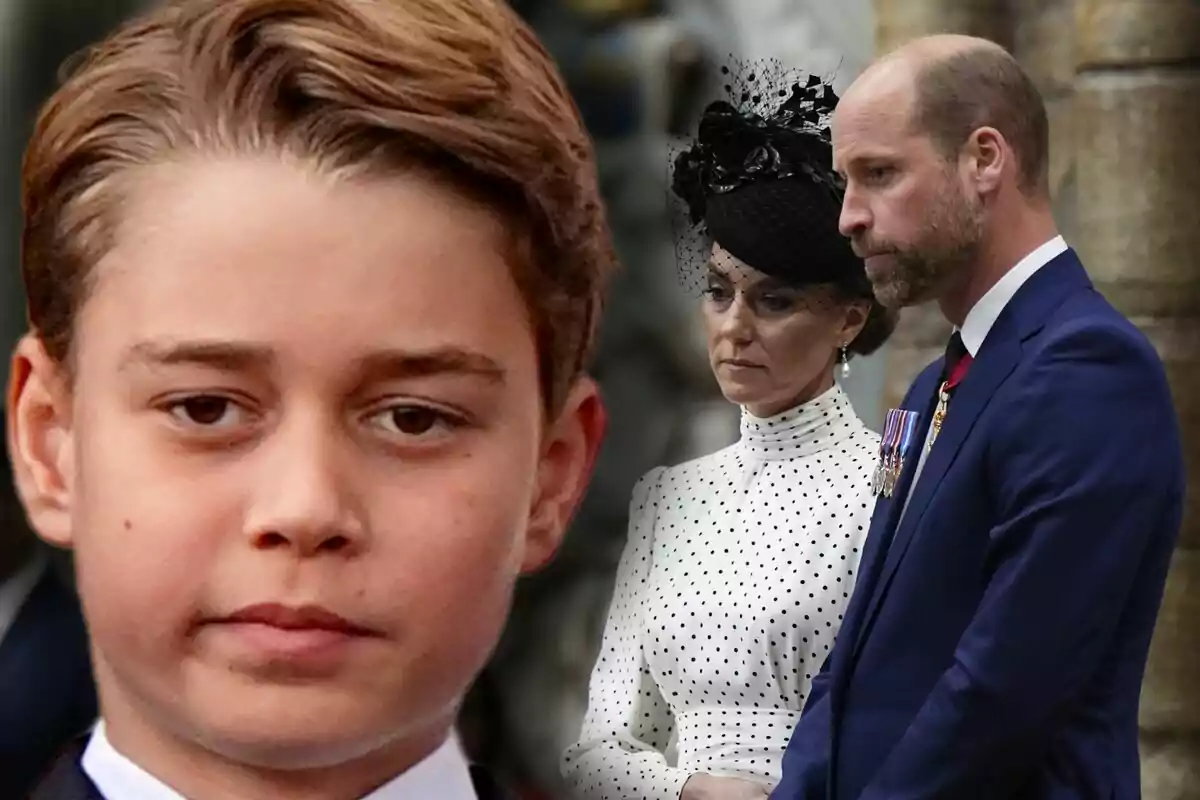 El príncipe George con expresión seria en primer plano y Kate Middleton y el príncipe Guillermo vestida de manera formal y elegante al fondo, ambos con semblante solemne.