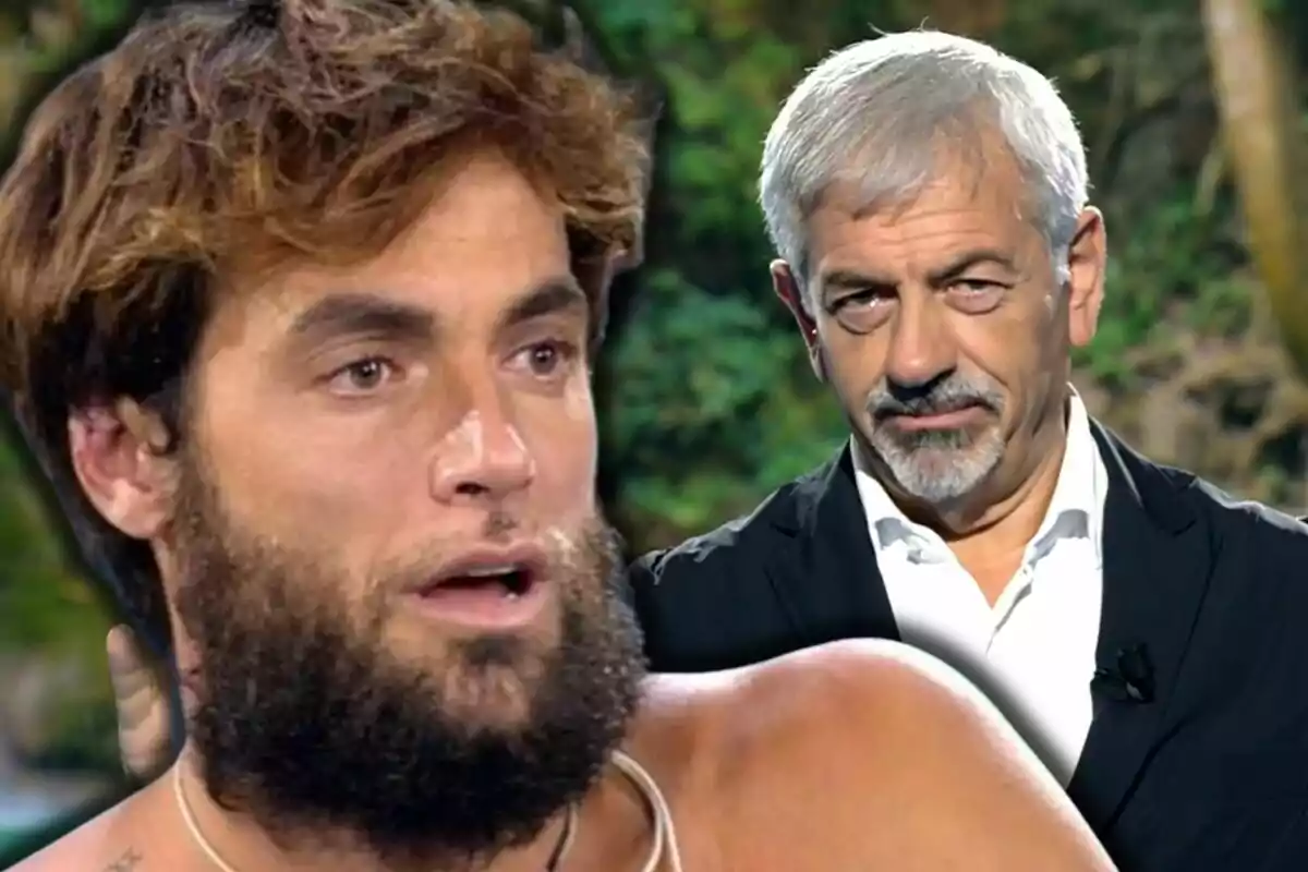 Primer plano de Montoya con expresión seria en primer plano y Carlos Sobera en segundo plano con fondo de vegetación desenfocada