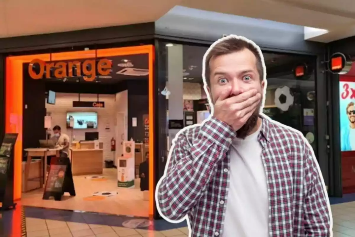 Hombre sorprendido cubriéndose la boca frente a una tienda de Orange en un centro comercial