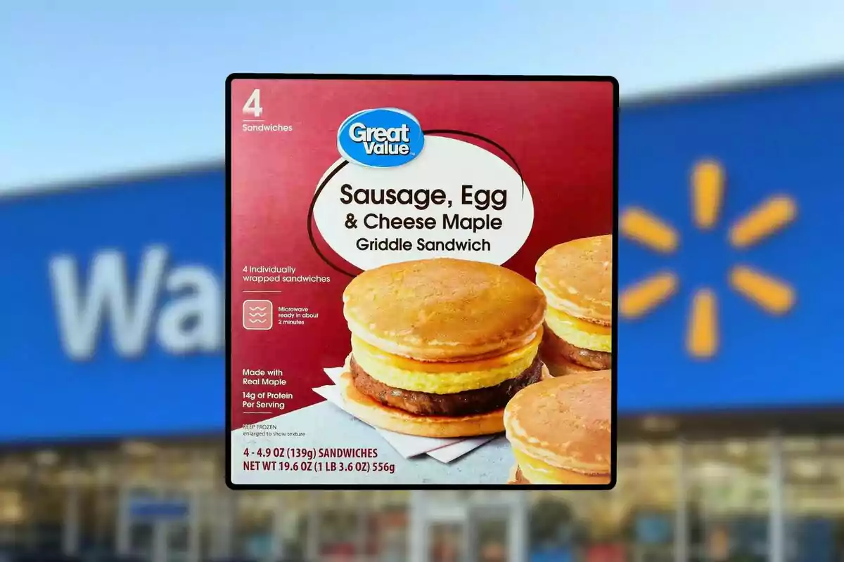 Caja de sándwiches de desayuno Great Value con salchicha, huevo y queso maple frente a una tienda Walmart desenfocada Caja de sándwiches de desayuno Great Value con salchicha, huevo y queso maple frente a una tienda Walmart desenfocada