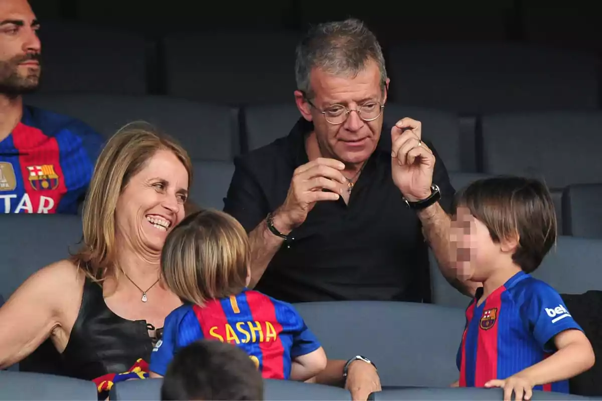 Imagen de Montserrat Bernabéu y Joan Piqué, padres de Gerard Piqué, con Milan y Sasha en un partido del Barça. Imagen de Montserrat Bernabéu y Joan Piqué, padres de Gerard Piqué, con Milan y Sasha en un partido del Barça.