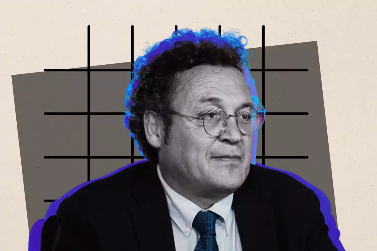Hombre de cabello rizado y gafas con traje y corbata sobre un fondo abstracto con líneas negras y formas geométricas