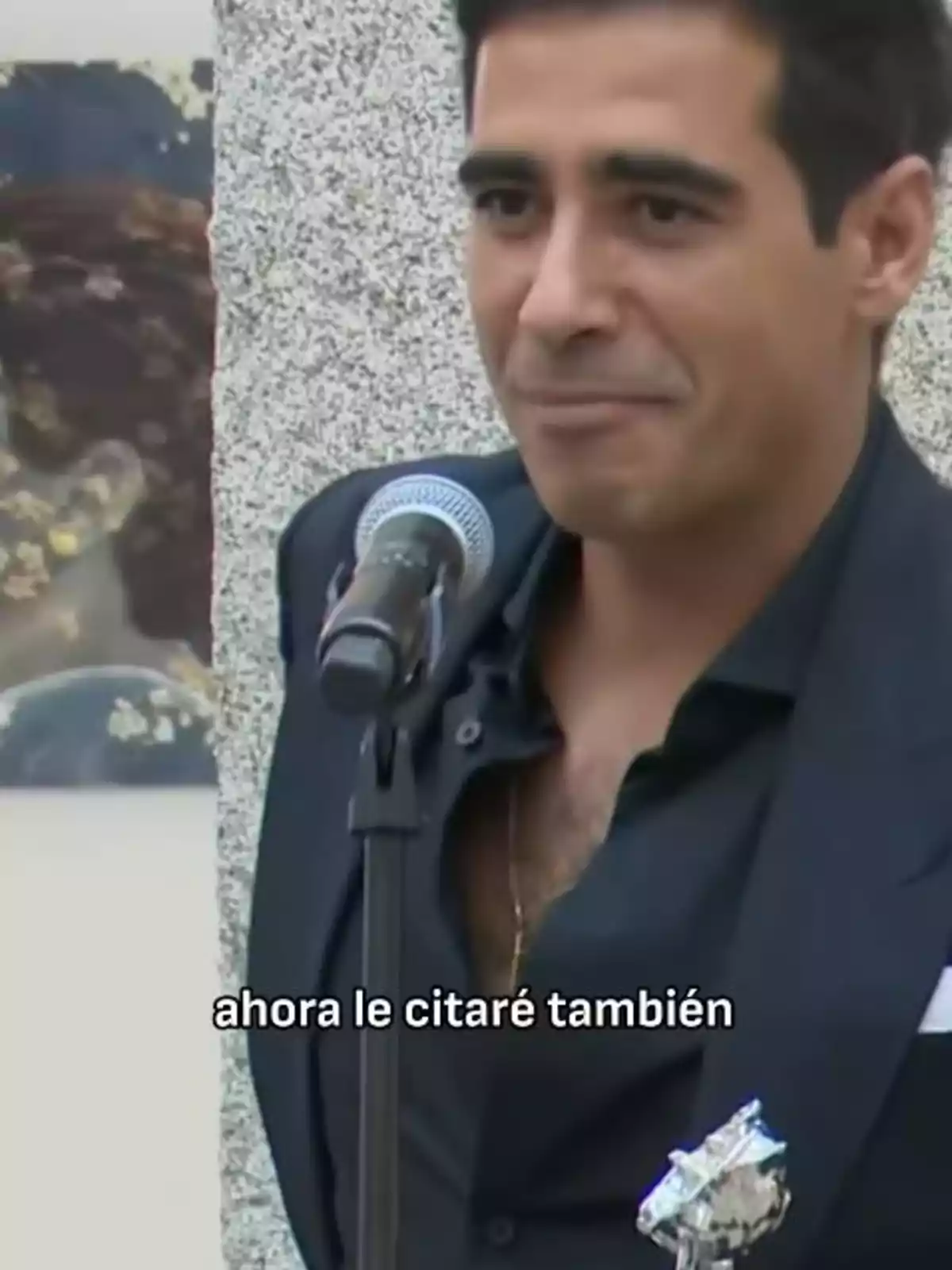 Alberto Herrera con traje negro hablando frente a un micrófono con la frase ahora le citaré también escrita en la imagen Alberto Herrera con traje negro hablando frente a un micrófono con la frase ahora le citaré también escrita en la imagen