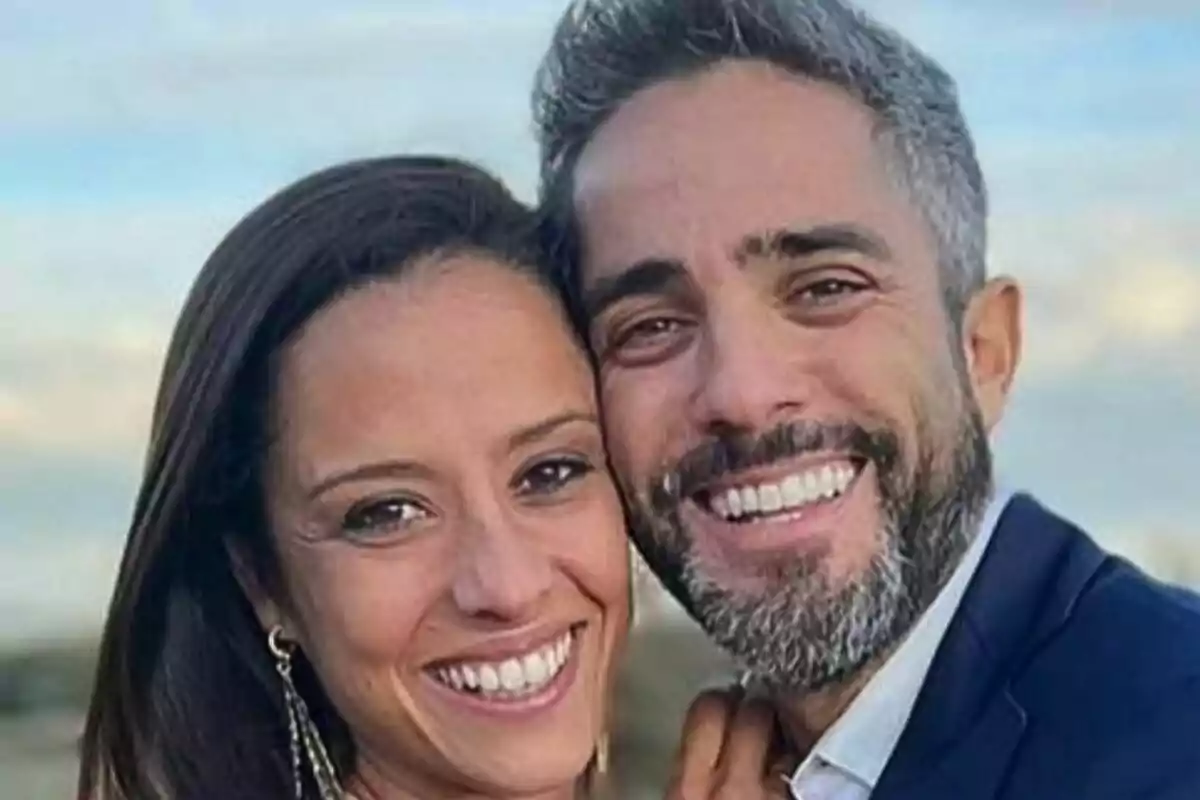 Primer plano de Roberto Leal y Sara Rubio, ambos con rostros muy sonrientes.