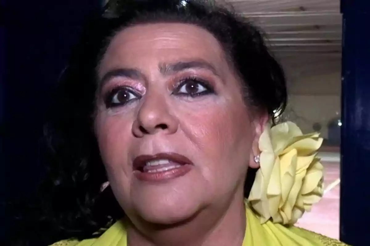 Plano corto de María del Monte con rostro neutro. Plano corto de María del Monte con rostro neutro.
