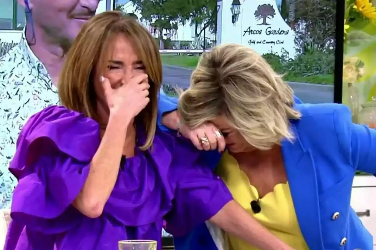 Dos mujeres -que son María Patiño y Terelu Campos- se ríen cubriéndose la cara durante un programa de televisión, 'Sálvame'. Dos mujeres -que son María Patiño y Terelu Campos- se ríen cubriéndose la cara durante un programa de televisión, 'Sálvame'.