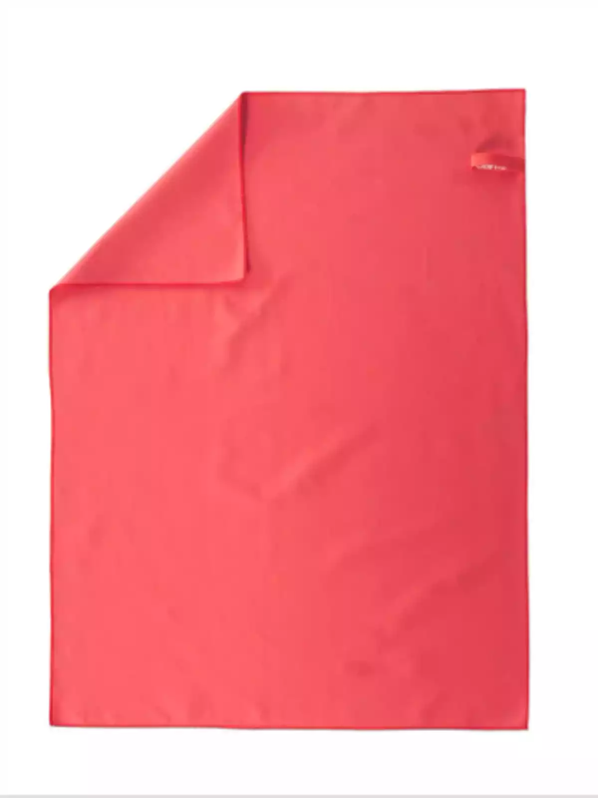 Toalla de microfibra color rosa con una esquina doblada Toalla de microfibra color rosa con una esquina doblada