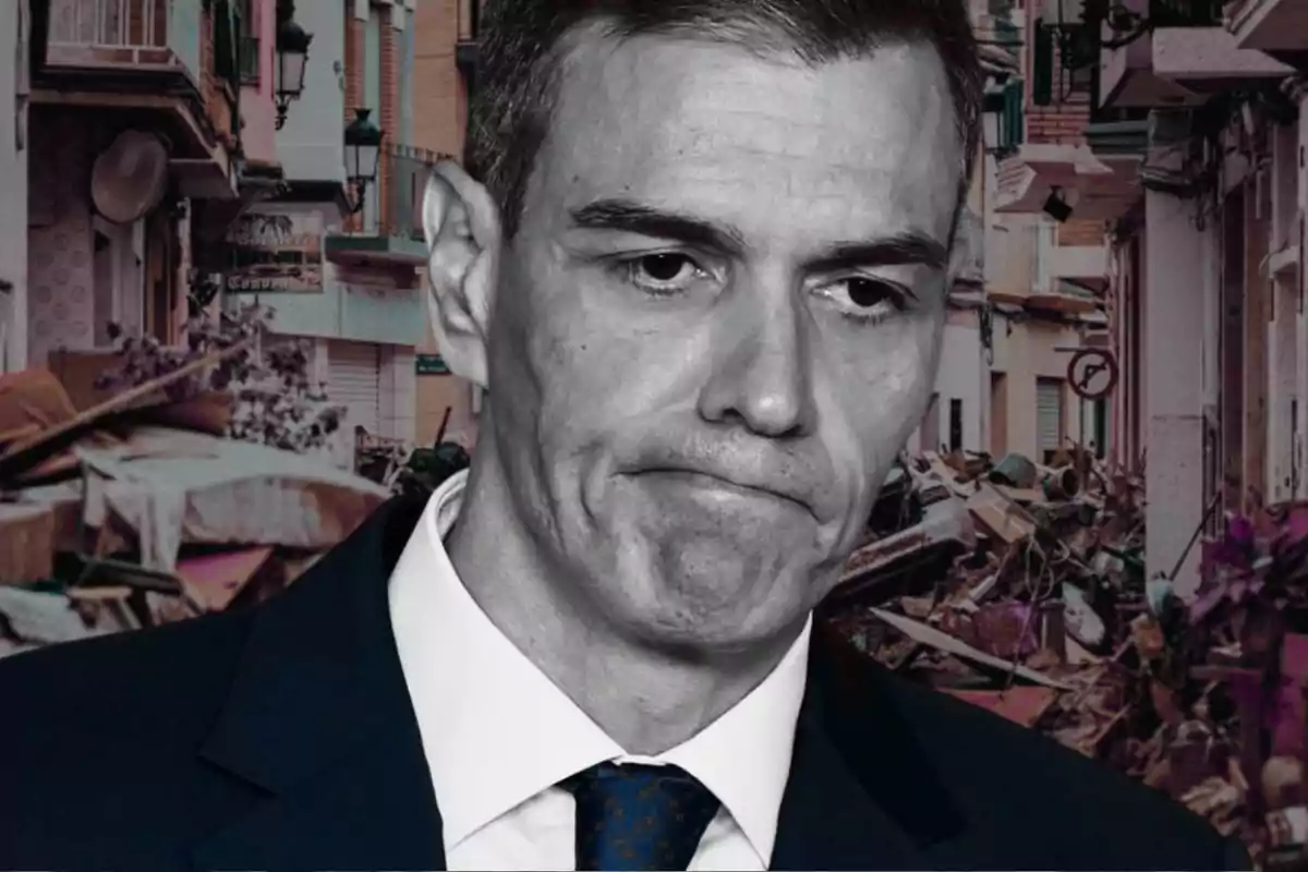 Hombre con expresión seria frente a una calle llena de escombros y destrucción