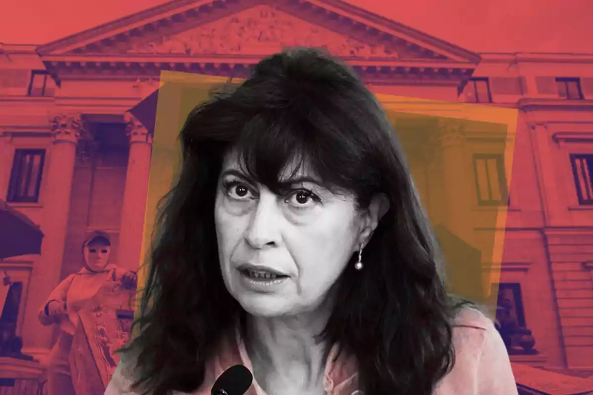 Mujer de cabello oscuro y expresión seria en primer plano con fondo de edificio clásico y colores llamativos