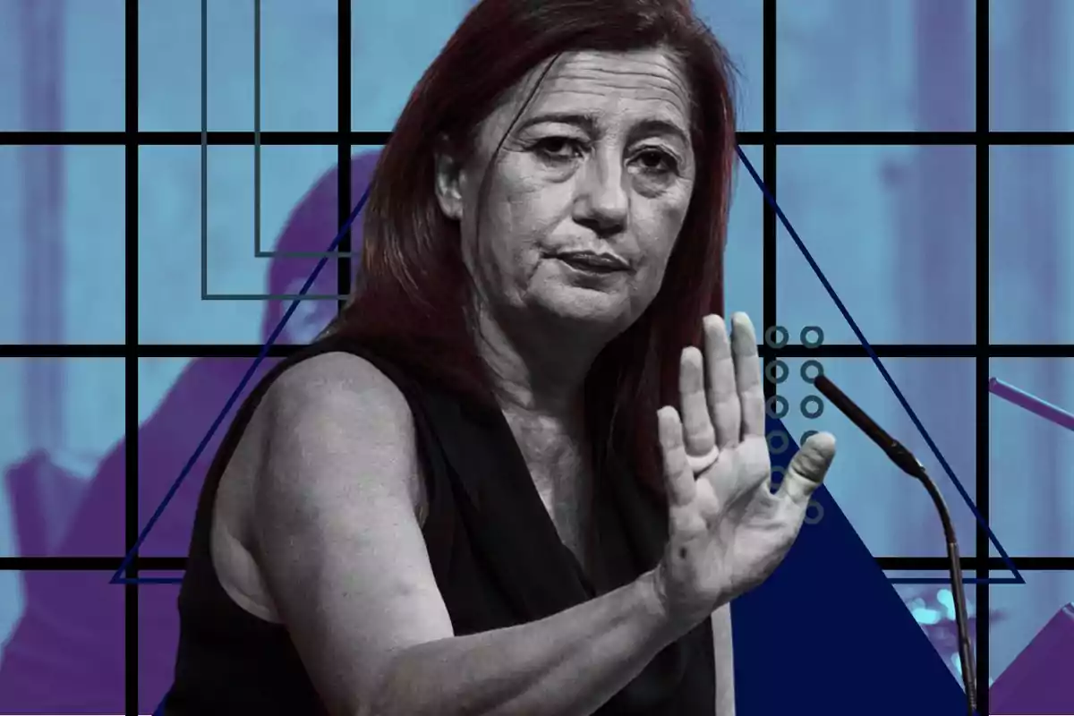 Mujer de cabello largo y rojizo con expresión seria levantando la mano frente a un fondo azul con líneas y figuras geométricas.