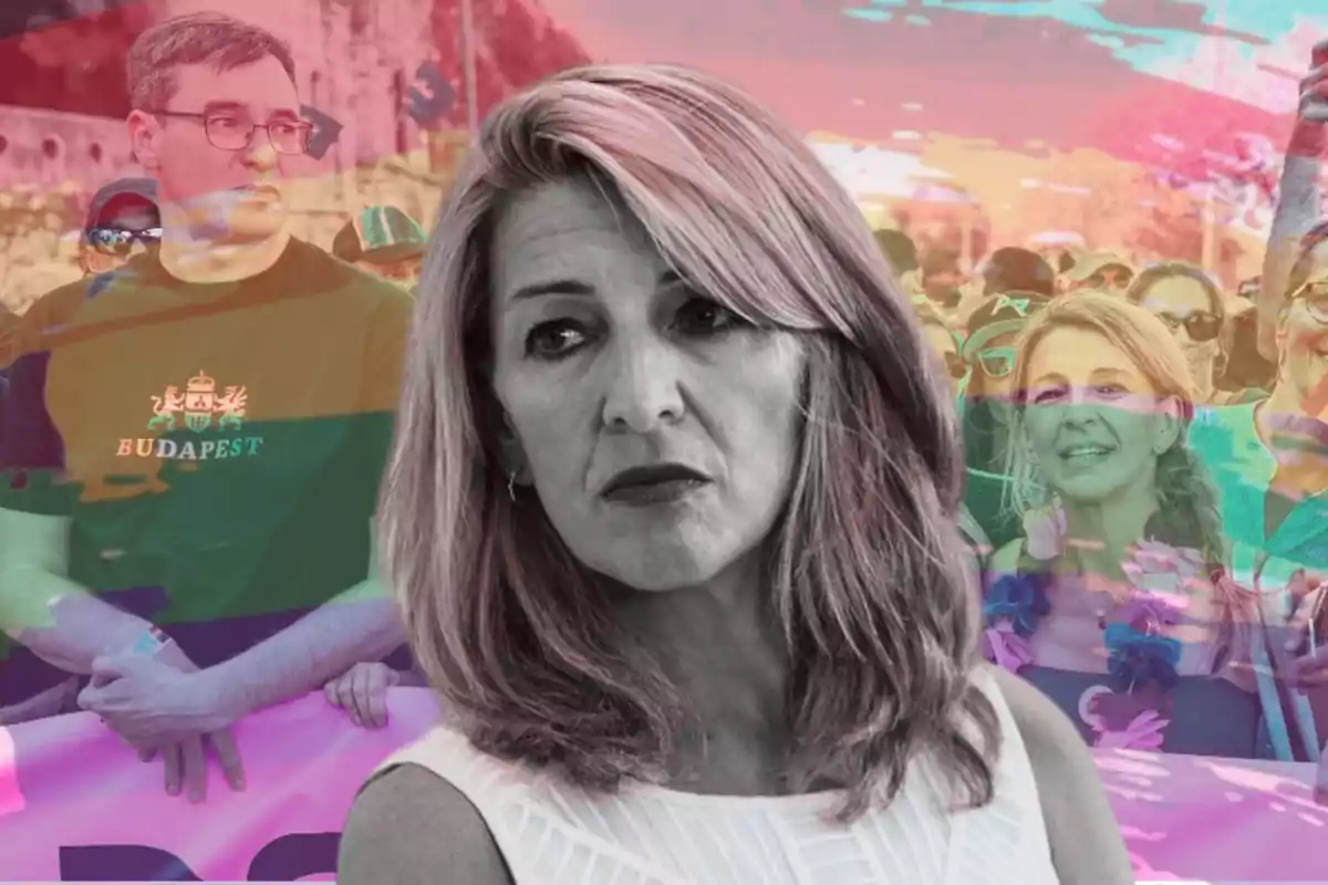 Mujer de cabello rubio en primer plano con expresión seria, al fondo personas en un evento con banderas de colores y ambiente festivo