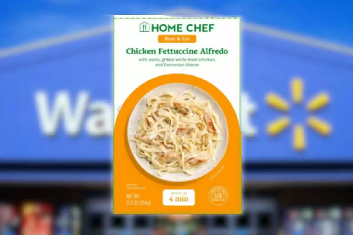 Caja de pasta fettuccine Alfredo con pollo de la marca Home Chef frente a una tienda Walmart desenfocada Caja de pasta fettuccine Alfredo con pollo de la marca Home Chef frente a una tienda Walmart desenfocada