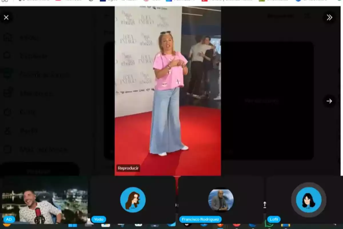 Belén Esteban con camiseta rosa y pantalones anchos de mezclilla posando sobre una alfombra roja mientras varias personas la observan al fondo. Belén Esteban con camiseta rosa y pantalones anchos de mezclilla posando sobre una alfombra roja mientras varias personas la observan al fondo.