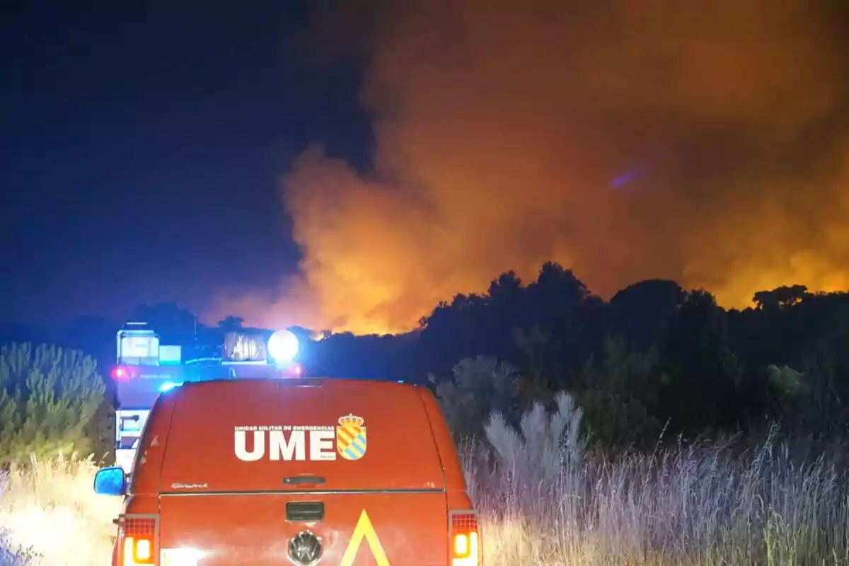 Vehículos de emergencia de la UME combaten un incendio forestal de gran magnitud durante la noche